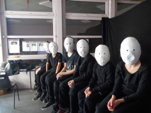 des enfants et des masques