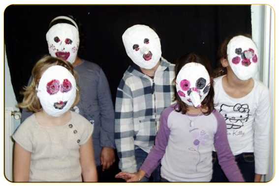 des enfants et des masques
